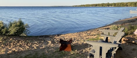 Sur la plage, chaise longue