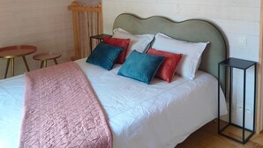 Family Tree House | 1 bedroom, Egyptian cotton sheets, premium bedding, down comforters - Le Château Des Fées (Illoud)
