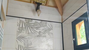 Family Tree House | Bathroom | Shower, hydromassage showerhead, designer toiletries, hair dryer - Le Château Des Fées (Illoud)