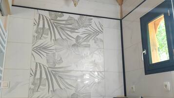 Tree House Familiale | Salle de bain | Douche, douche hydromassante, articles de toilette de luxe