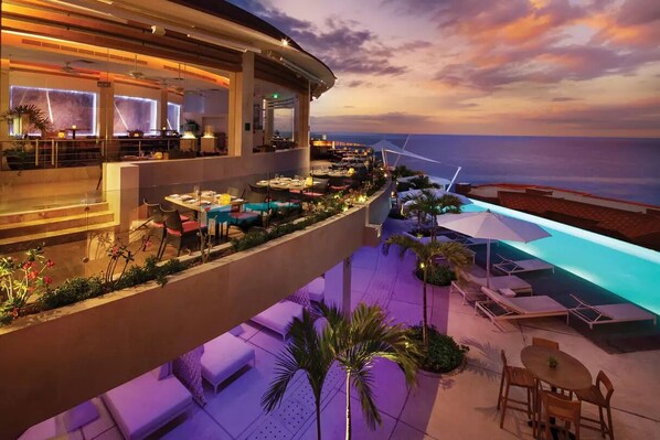 Outdoor dining - Baja Point Luxury Oceanfront Studio Villa - Available July 31 - August 7, 2022 (Las Cabos)