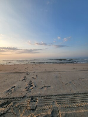 Una spiaggia nelle vicinanze, lettini da mare