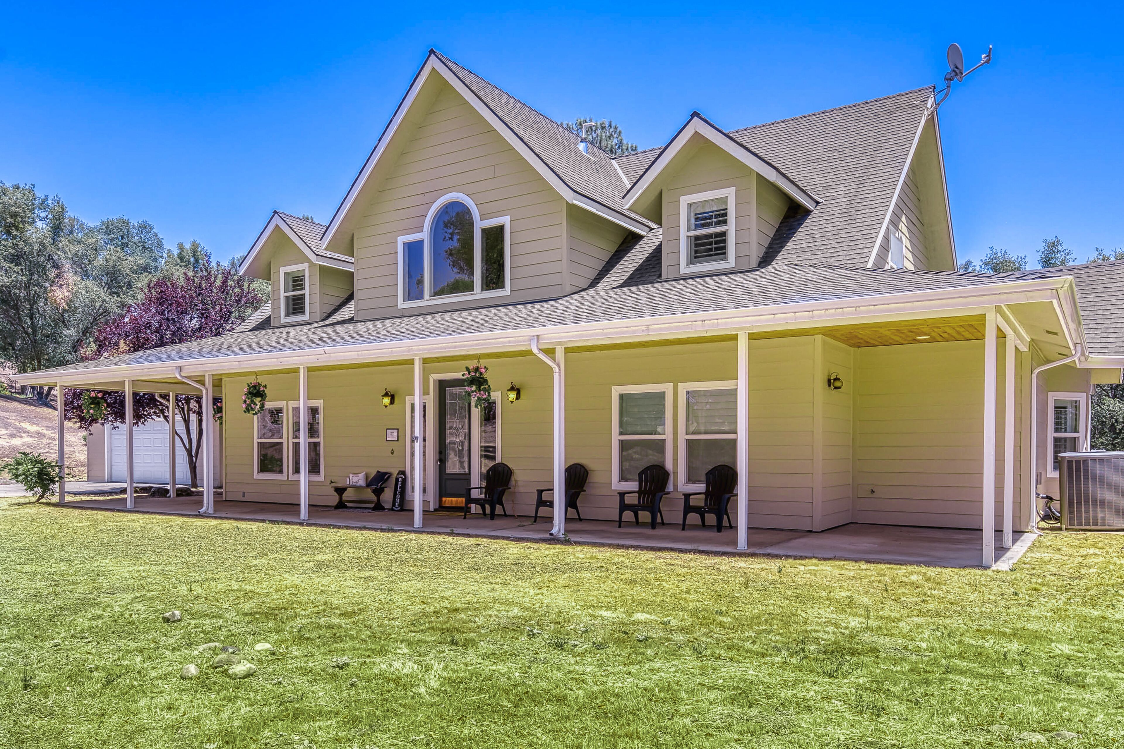 Mountain home near Yosemite with sweeping views, high-speed Starlink internet