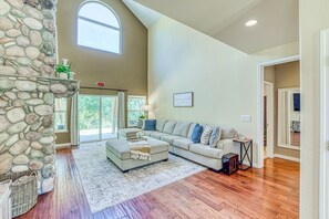 TV - Mountain home near Yosemite with sweeping views, high-speed Starlink internet (Mariposa)