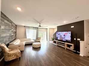 Tv, videospil, bordtennisbord, stereoanlæg