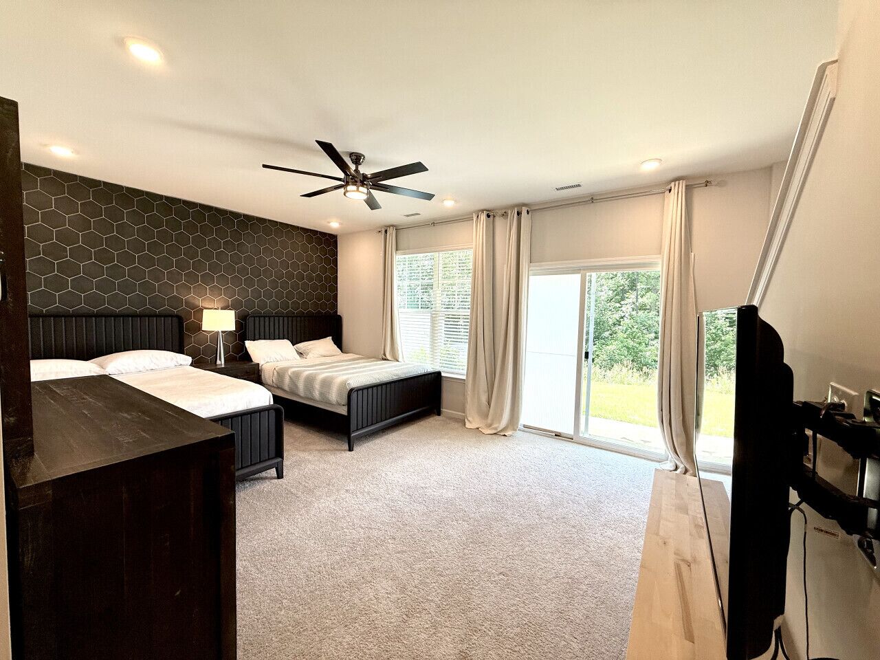 4 makuuhuonetta, työpöytä, silitysrauta/-lauta, vauvan matkasänky