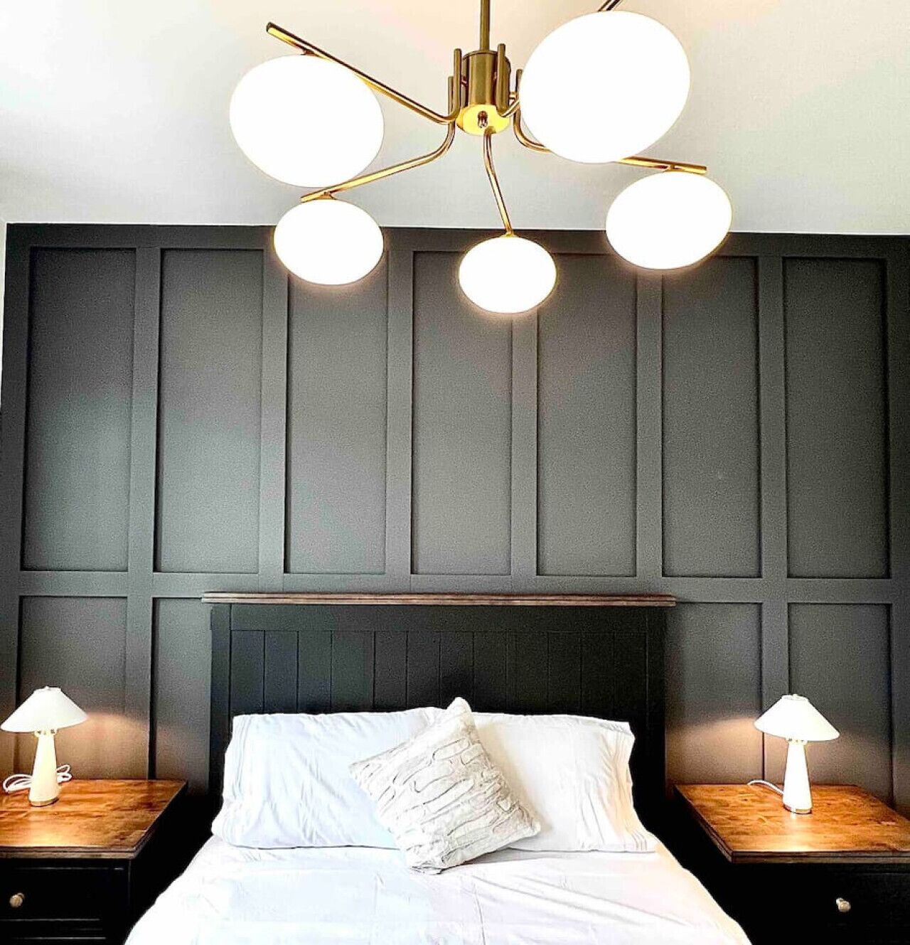 5 habitaciones, escritorio y tabla de planchar con plancha 