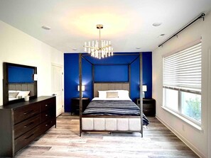 5 bedrooms, desk, iron/ironing board, travel cot