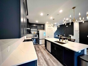 ثلاجة، ميكروويف، فرن، موقد طهي مسطح