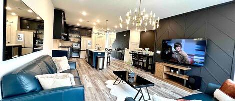 Télévision, table de tennis de table, chaîne hi-fi