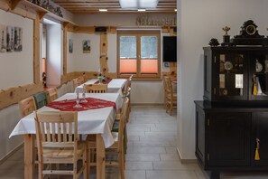 80-cm LED TV with cable channels, TV - Apartments Storzek (Hoce-Slivnica)