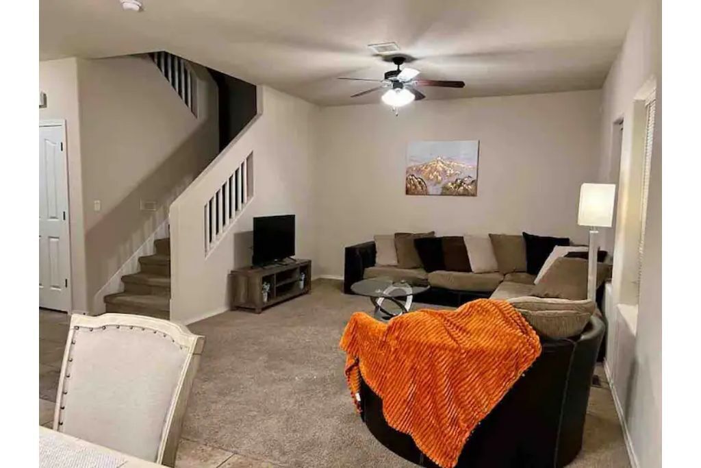 Spacious 4 BD 3.5 BTH home near I-10 and Loop 375