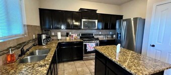 Spacious 4 BD 3.5 BTH home near I-10 and Loop 375