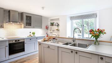 Refrigerador, lavavajillas, tetera/pava eléctrica, tostadora