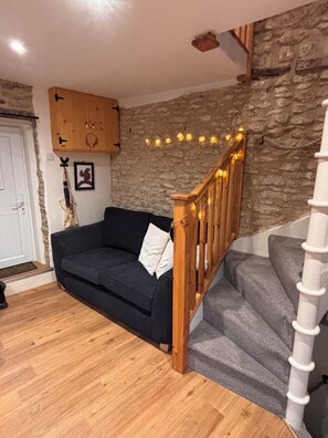 Smart TV, fireplace, books - Cosy Cottage on the Cotswold Way (Coombe)