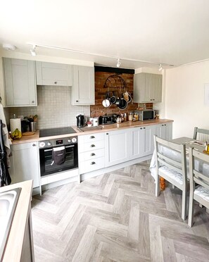 冷蔵庫、電子レンジ、オーブン、コンロ