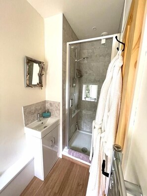 Shower, hair dryer, towels, soap - Cosy Cottage on the Cotswold Way (Coombe)