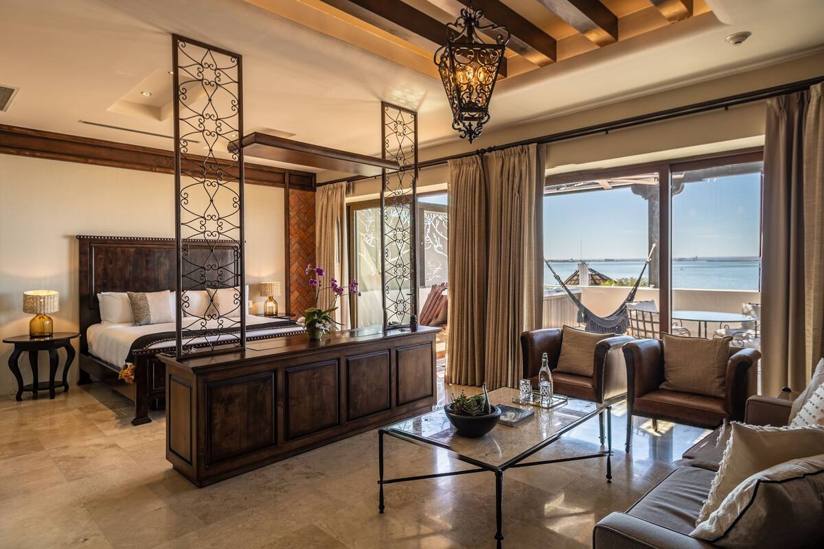 Master Ocean View Suite | Minibar, két bảo mật tại phòng, khu vực làm việc phù hợp cho laptop 