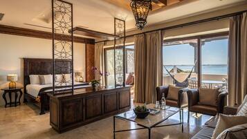 Master Ocean View Suite | Minibar, caja de seguridad en la habitación y decoración personalizada