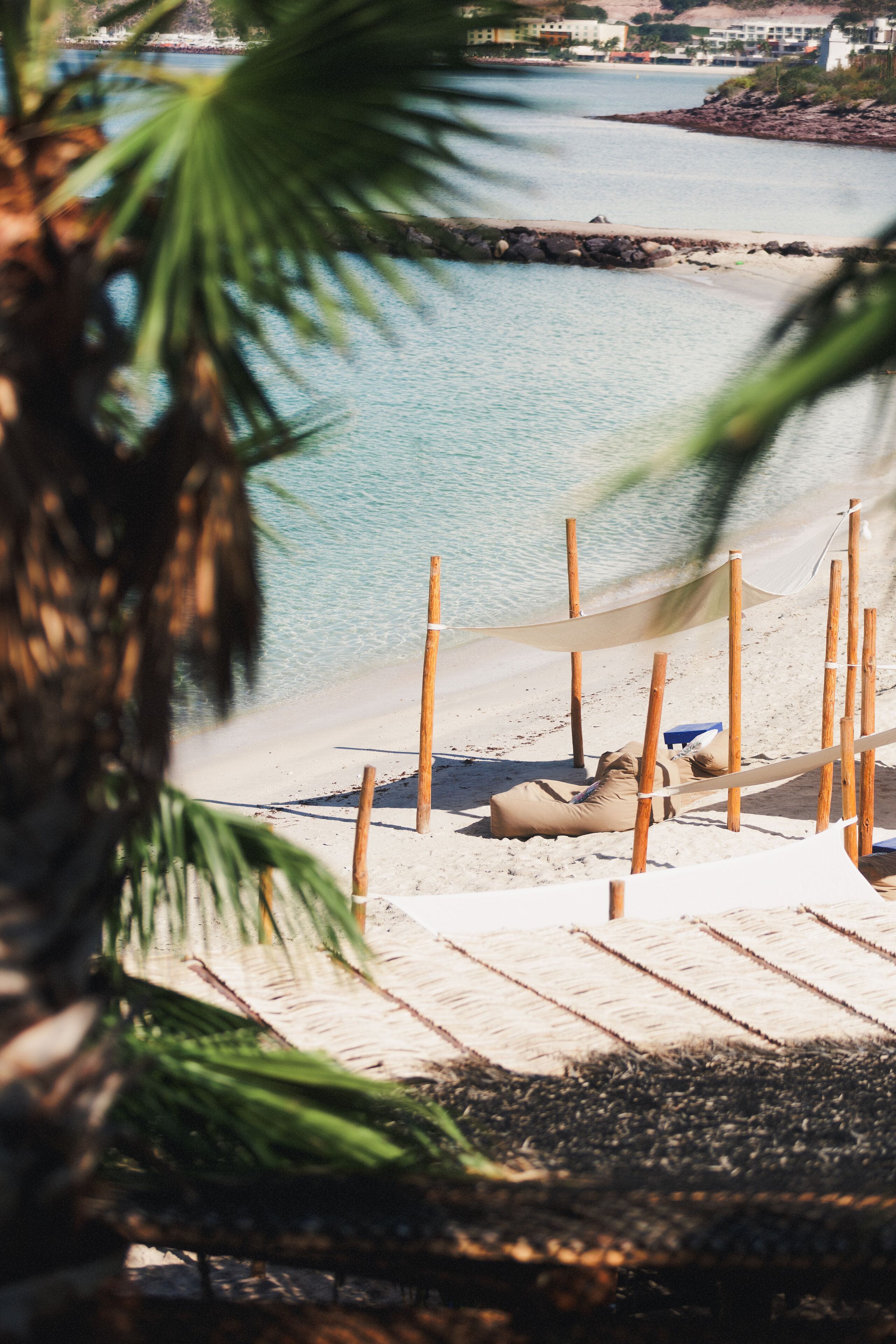 Sulla spiaggia, cabine da spiaggia gratuite, ombrelloni