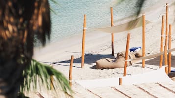Sulla spiaggia, cabine da spiaggia gratuite, ombrelloni