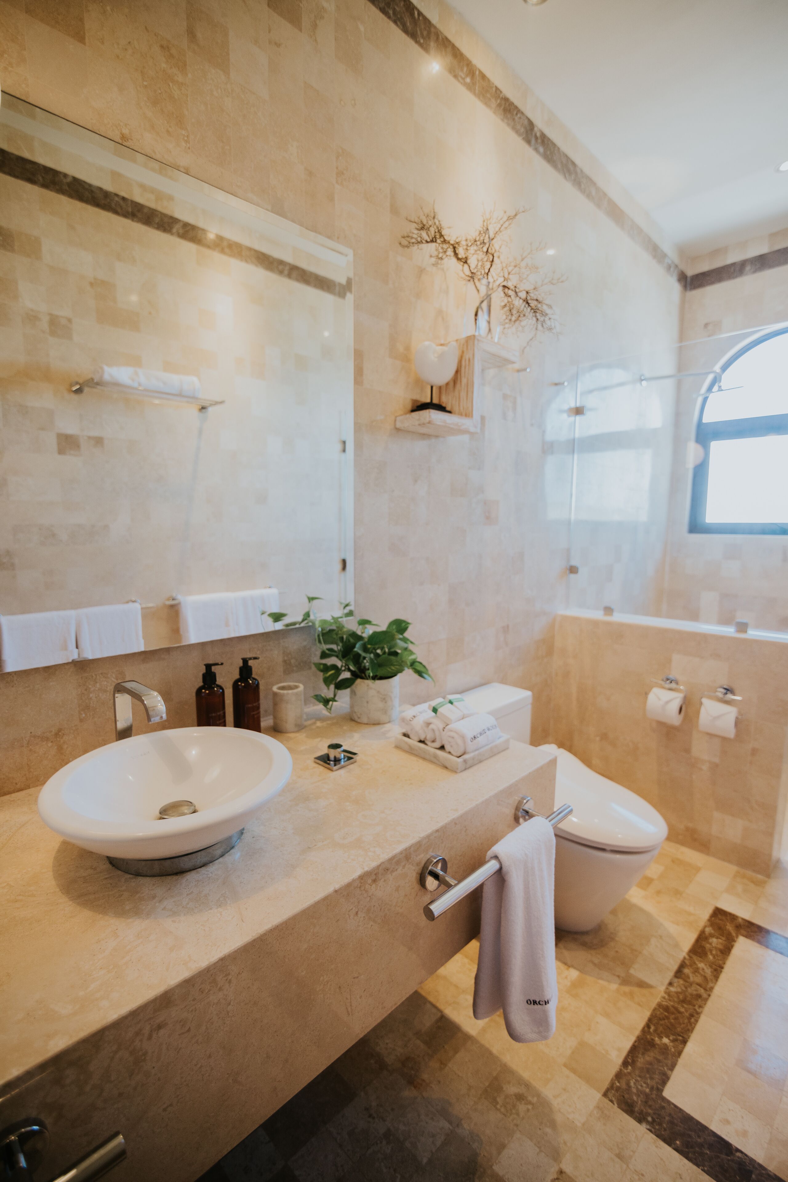 Une salle de bain moderne avec un grand lavabo, des toilettes et un espace douche.