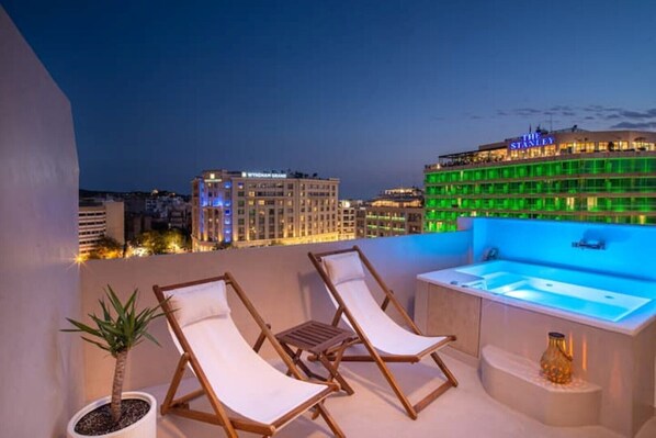 Outdoor spa tub - The Suite • Private Jacuzzi & Acropolis View (Athina)