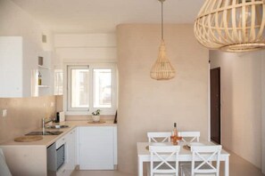Fridge, microwave, coffee/tea maker, cookware/dishes/utensils - The Suite • Private Jacuzzi & Acropolis View (Athina)