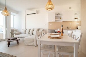Smart TV - The Suite • Private Jacuzzi & Acropolis View (Athina)