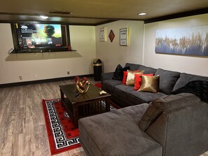 TV connectée, cheminée, livres