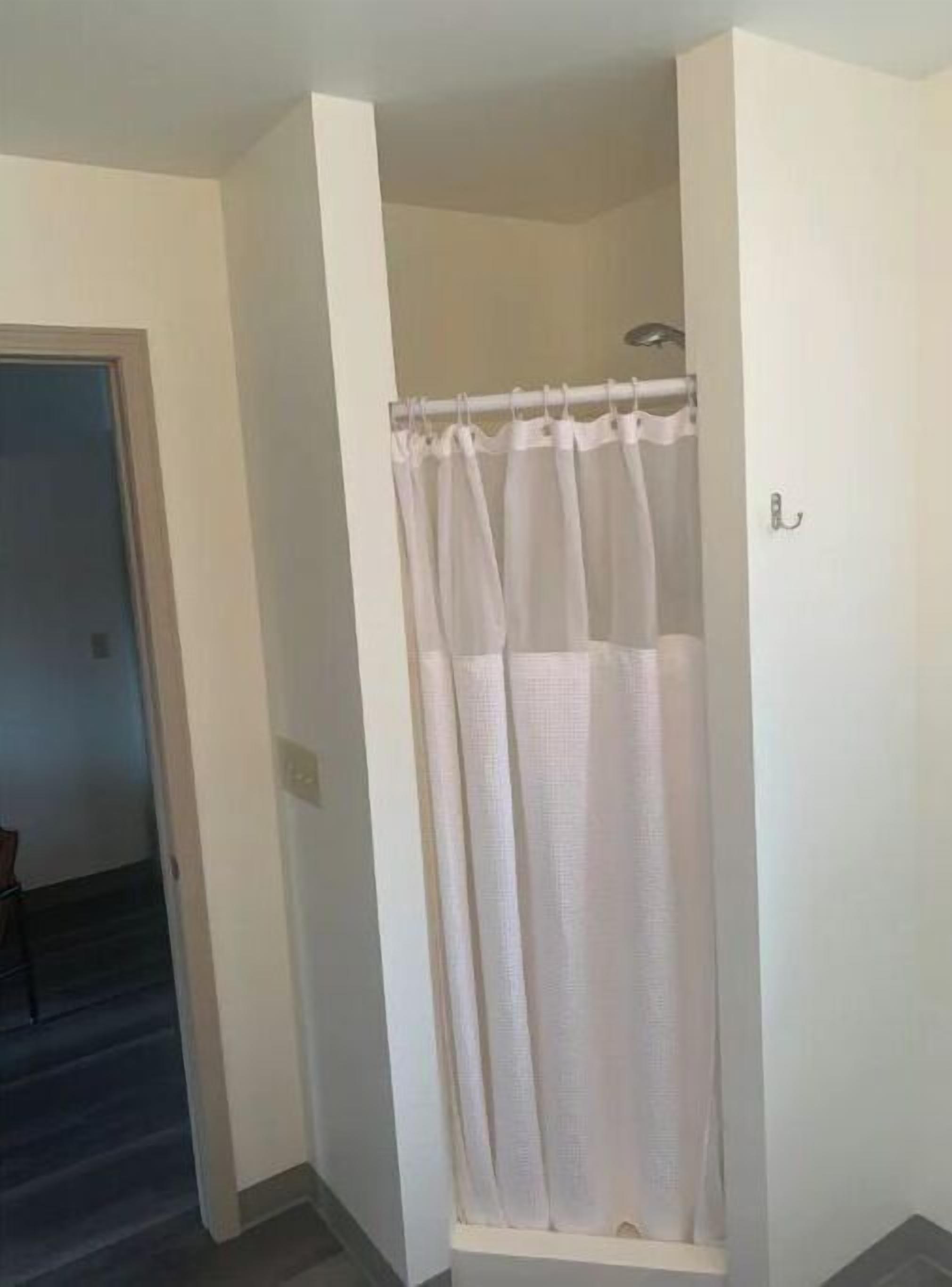 Ensemble douche/baignoire, sèche-cheveux, serviettes fournies, savon