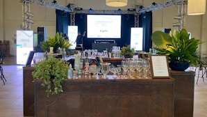 A bar area with a stage, screens, and plants. - Botânico Hotel Fazenda e SPA (Aracatuba)