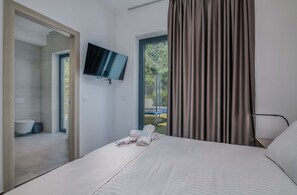 4 Schlafzimmer, Zimmersafe, Schreibtisch, Bügeleisen/Bügelbrett