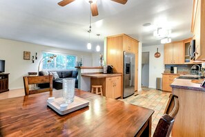 Interior - 3 Bed 1.5 Bath Blocks to Beach- Dogs OK! Quiet Cul-de-sac (Norfolk)