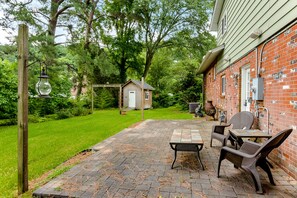 Outdoor dining - 3 Bed 1.5 Bath Blocks to Beach- Dogs OK! Quiet Cul-de-sac (Norfolk)