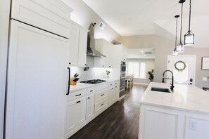 Frigorifero, microonde, forno, piano cottura