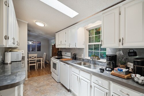 Twin Ponds Retreats (4-Bedroom) - Pets Allowed by RedAwning