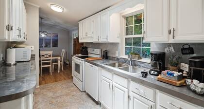 Twin Ponds Retreats (4-Bedroom) - Pets Allowed by RedAwning