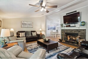 Télévision, cheminée, jeux vidéo, baby-foot