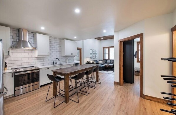 Fridge, microwave, oven, dishwasher - First Floor Condo Easy Access to Ski Adventure - Zephyr Mountain Lodge Premium-Rated 2100 (Winter Park)