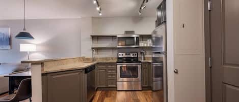 冷蔵庫、電子レンジ、オーブン、食器洗い機