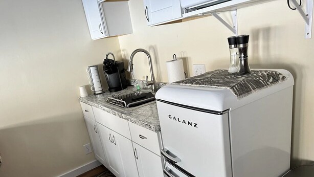Coffee/tea maker, fridge, microwave, toaster - Maple Leaf Lodge- Suite MS 1 (Schroon Lake)
