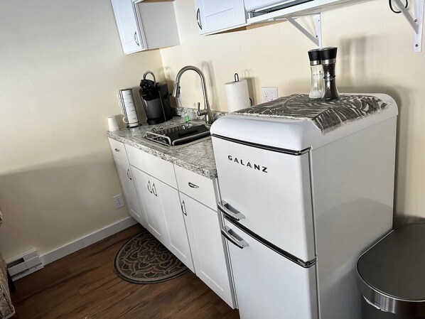 Kühlschrank, Mikrowelle, Wasserkocher mit Kaffee-/Teezubehör, Toaster