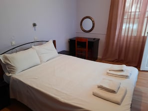 Habitación económica | 1 habitación, espacio para trabajar con laptop y wifi gratis