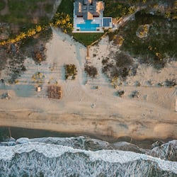 Playa privada, sillas reclinables de playa, sombrillas, toallas de playa