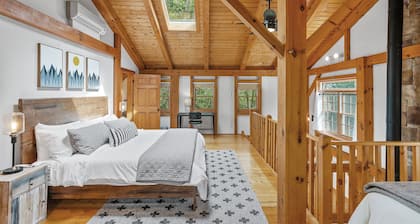 Modern Farmhouse with Hot Tub 4 Minutes to Saratoga Race Course