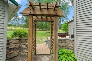 Terrace/patio - Modern Farmhouse with Hot Tub 4 Minutes to Saratoga Race Course (Saratoga Springs)