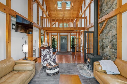 Modern Farmhouse with Hot Tub 4 Minutes to Saratoga Race Course