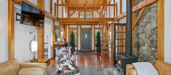 Modern Farmhouse with Hot Tub 4 Minutes to Saratoga Race Course