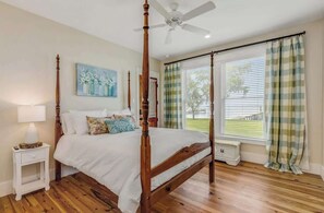 2 bedrooms, laptop workspace, iron/ironing board, free WiFi